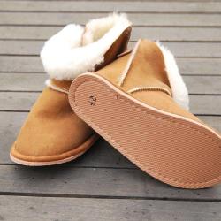 Chaussons bottes b&eacute;b&eacute; enfant peau de mouton moka ou rose moka 22