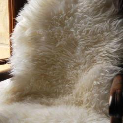 Grandes Peaux de mouton d&eacute;coration tannage v&eacute;g&eacute;tal ecru ou gris fonc&eacute; blanc 80-90 cm
