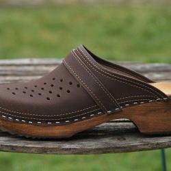 Sabot homme su&eacute;dois marque Ylin cuir ajour&eacute; cuir choco