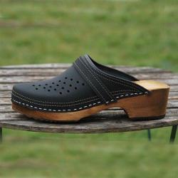 Sabot homme su&eacute;dois marque Ylin cuir ajour&eacute; cuir noir