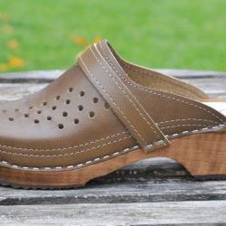 Sabot homme su&eacute;dois marque Ylin cuir ajour&eacute; vert kaki