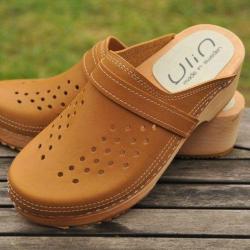 Sabot homme su&eacute;dois marque Ylin cuir ajour&eacute; cuir cognac Veg