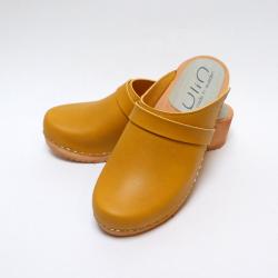 Sabots pour femme su&eacute;dois bois et cuir tannage v&eacute;g&eacute;tal cuir jaune moutarde V