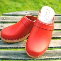 Sabots pour femme su&eacute;dois bois et cuir tannage v&eacute;g&eacute;tal cuir rouge &eacute;carlate