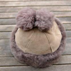 Toque femme en peau de mouton retourn&eacute;e beige fonc&eacute;