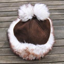 Toque femme en peau de mouton retourn&eacute;e marron / blanc