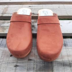 Sabot su&eacute;dois femme cuir gras ou nubuck velours p&ecirc;che et bois nubuck cognac
