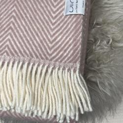 Plaid pure laine vierge scandinave &agrave; chevrons rose