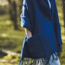 Etole chaude &agrave; poches en pure laine vierge bleu nuit