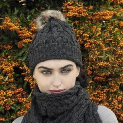 Bonnet chaud laine m&eacute;rinos c&ocirc;tes avec pompon gris anthracite