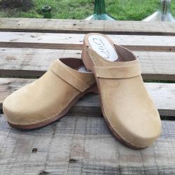 Sabot bois su&eacute;dois homme en cuir mat ou nubuck velours nubuck beige