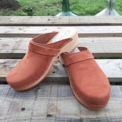Sabot bois su&eacute;dois homme en cuir mat ou nubuck velours nubuck cognac