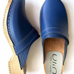 Sabots femme et homme su&eacute;dois bois et cuir lisse ou mat cuir bleu cobalt
