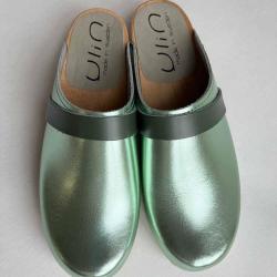 Sabots en bois femme et cuir m&eacute;tallis&eacute; bande nubuck ou cuir M&eacute;tal vert