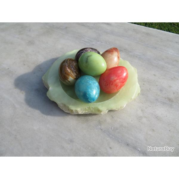 Ancien ensemble cendrier/vide poche accompagn� de six oeufs d�coratif polie, le tout en pierre dure