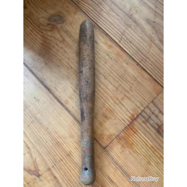 Matraque ancienne et petit outil coupant