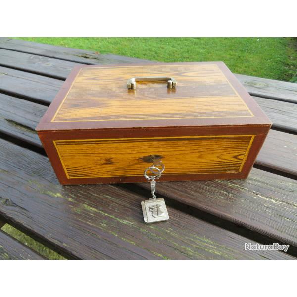 Ancienne caisse coffre-fort de suret portable en mtal peint a l'imitation du bois (Vers 1950-60)