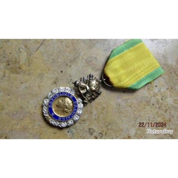M�daille Militaire IV� V� R�publique �toile TBE Valeur Discipline mod�le � anneau