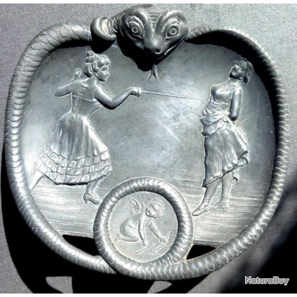 cendrier ou vide poche cuivre ou bronze ESCRIMEUSES sous regard de Cupidon 1900