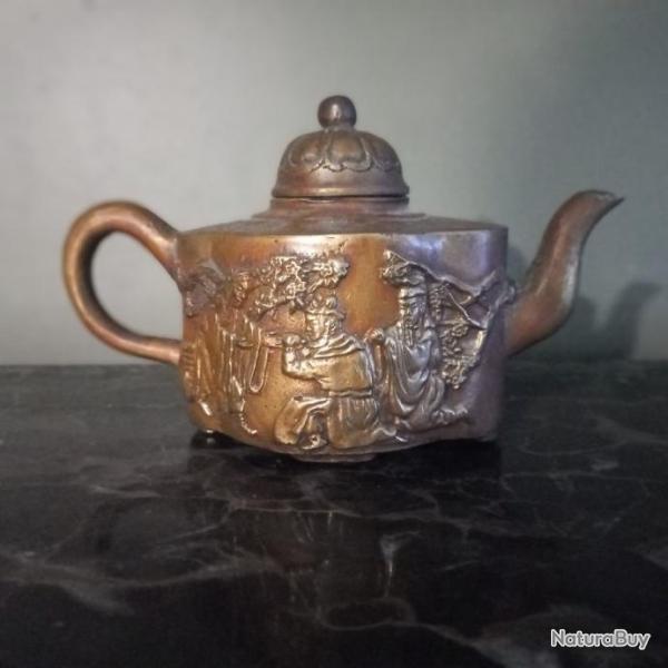 ancienne th�i�re chinoise en bronze dor�