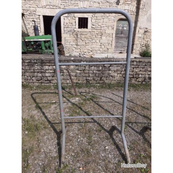 Lot de 12 Chandeliers d'obstacles et de 44 taquets pour Chevaux .en m�tal galvanis�  .