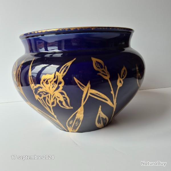 Grand cache pot ancien, Bleu de S�vres �maill� et dorures