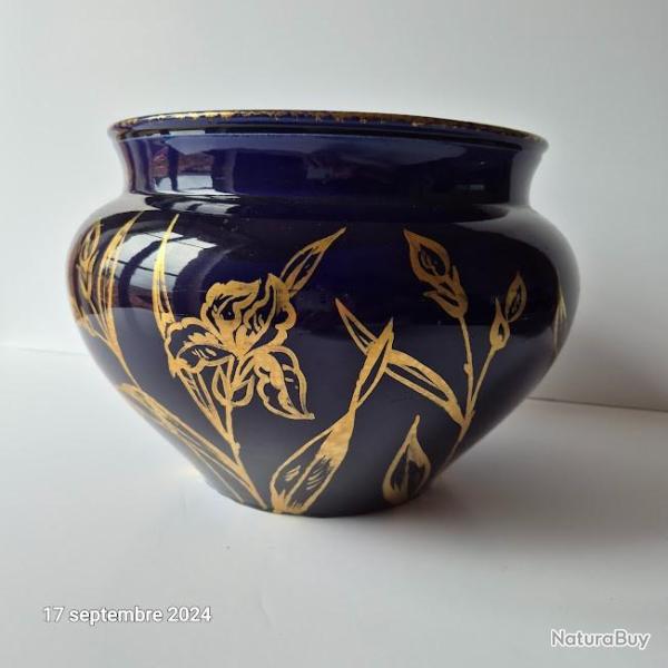 Grand cache pot ancien, Bleu de S�vres �maill� et dorures