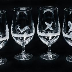 Verres &agrave; bi&egrave;re grav&eacute;s main