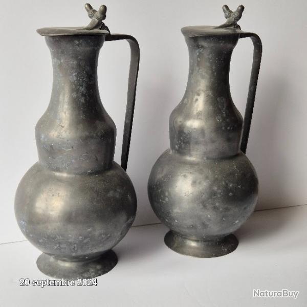 Lot de 2 grandes aigui�res anciennes en �tain, pichets, carafes avec poin�ons fleurs de lys, �colo
