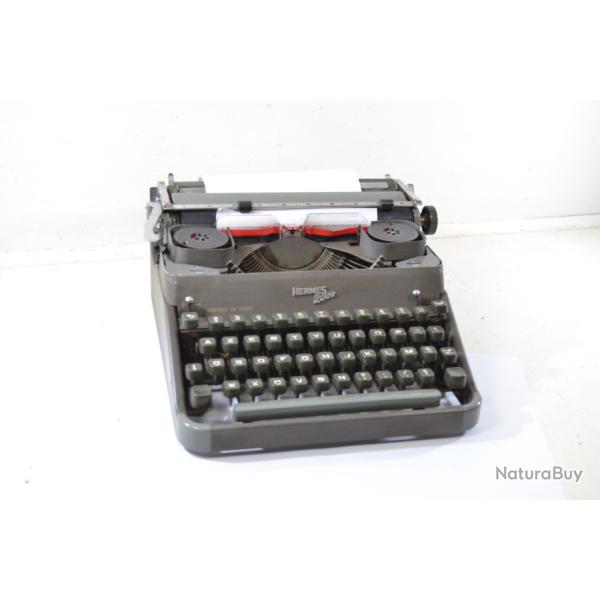 Ancienne machine � �crire Hermes 2000 fabrication Suisse. Ann�es 1950 - 1970. Couvercle absent.