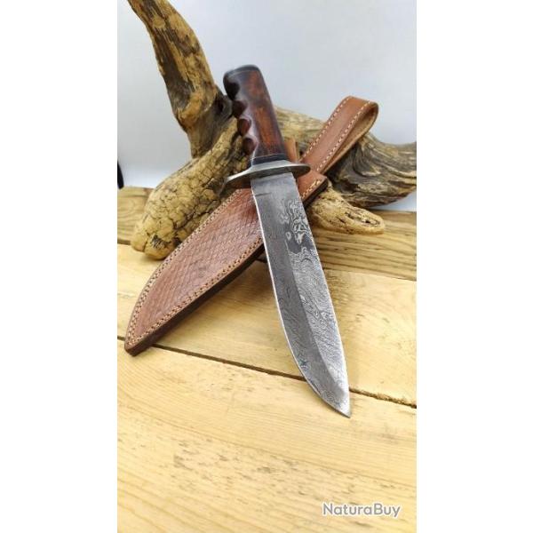 Beau Poignard Damas avec Manche en Noyer et Lame Damas Fabrication Artisanale