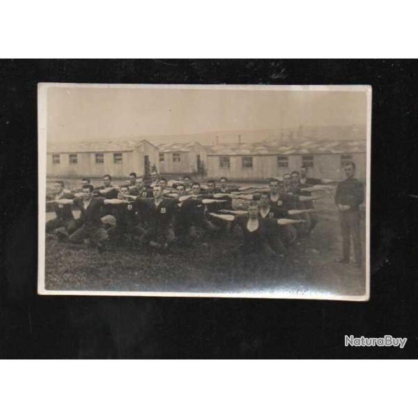 soldats britanniques sportifs en camp non situ�, baraquements,