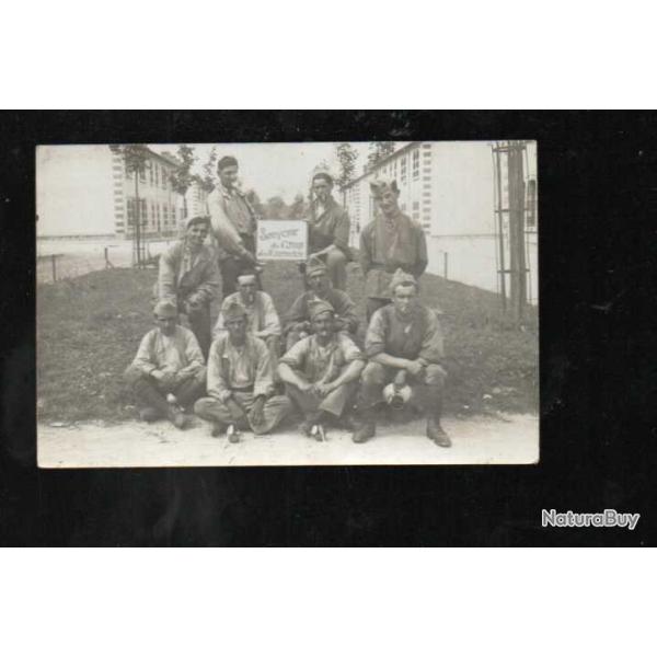 camp de mourmelon photo souvenir d'un groupe de militaire , voir calot extr�me droite 67 ?