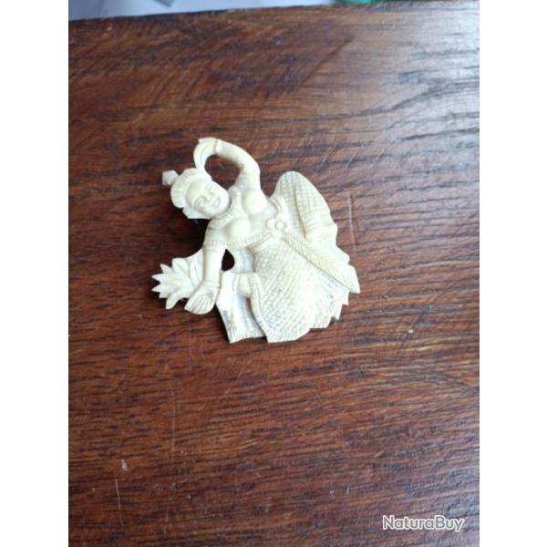BROCHE SCULPT� � LA MAIN, FABRIQU�E EN EXTR�ME-ORIENT