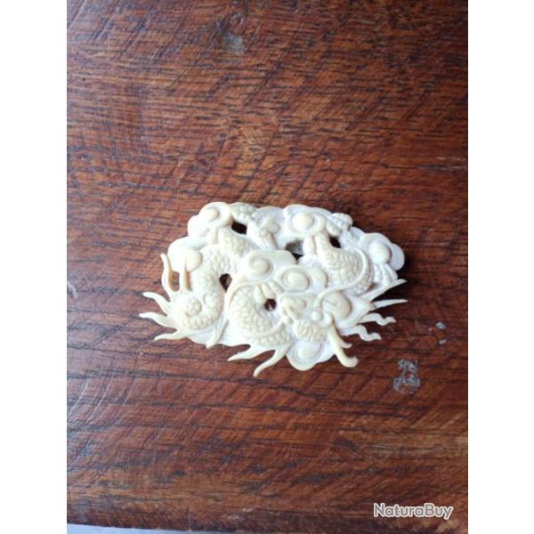 BROCHE SCULPT� � LA MAIN, dragons. FABRIQU�E EN EXTR�ME-ORIENT