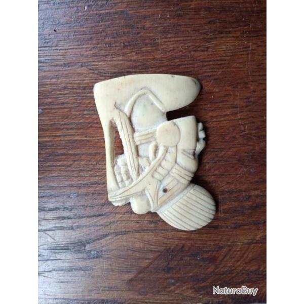 Broche sculpt�e main . T�te de femme africaine