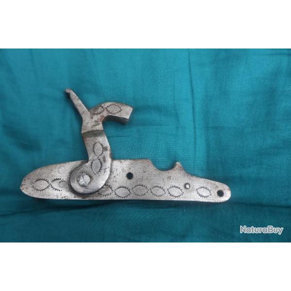 Platine � percussion  tr�s ancienne .  AOC-3