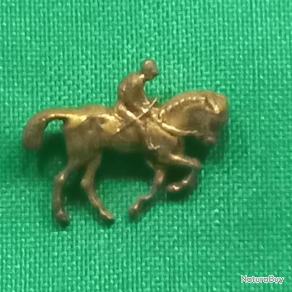 rare ancien  pin's CAVALIER /  JOCKEY    dor� � l'or fin