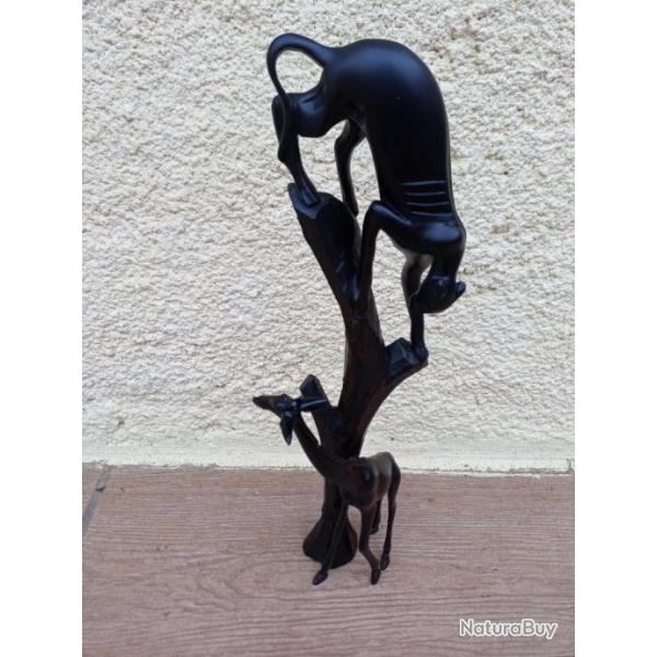 MAGNIFIQUE  SCULPTURE   D UNE  GIRAFE  AVEC  PANTHERE NOIRE  SUR SON ARBRE  .  TOUT  EBENE  .