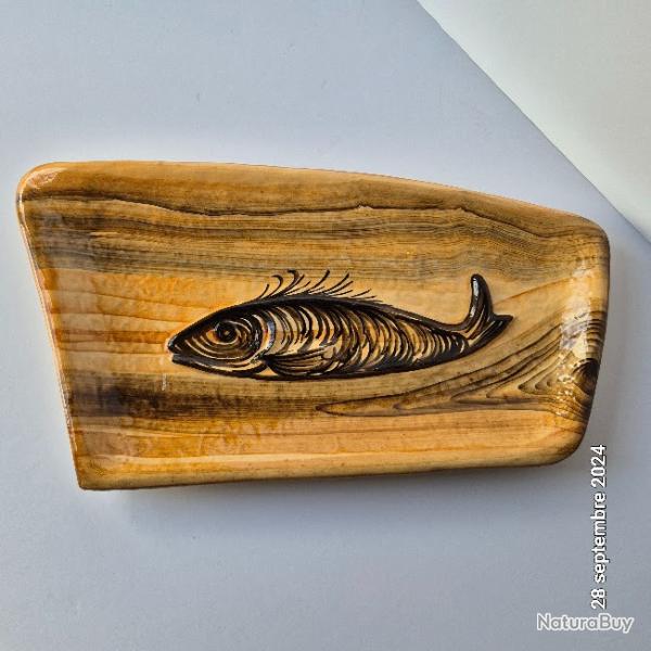 Grand plat � poisson en faience de R. DELARUE, Desvres  ou Un poisson qui flotte sur un d�cor de fau