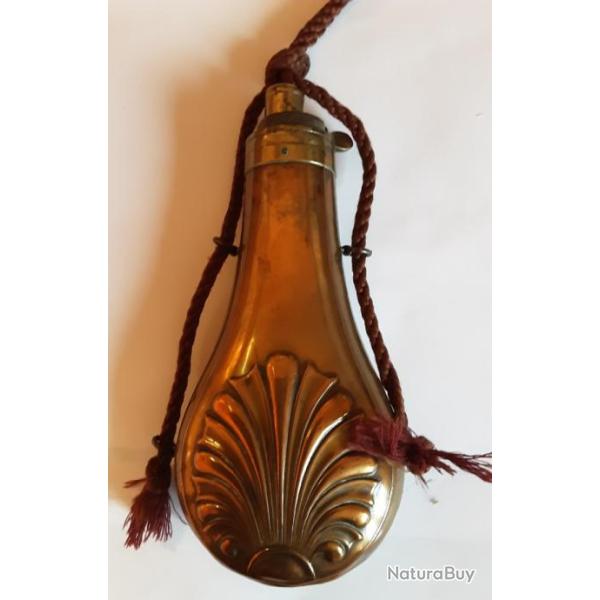 Ancienne poire � poudre de chasse cuivre et laiton d�cor�e 4 attaches
