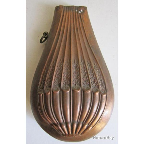 CONTENANT DE POIRE  POUDRE Montgolfire. Ancienne, cuivre. Marque ,,  Paris.