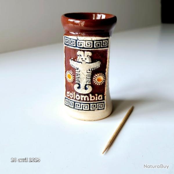 Petit pot � cure dents en c�ramique de Colombie, avec des Incas