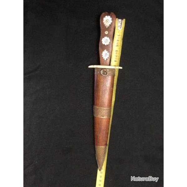 dague poignard dans son etui en bois