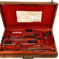 COFFRET DE CHIRURGIE MILITAIRE DE LA MARINE Me AIGUIER PAR CHARRIERE A PARIS - FRANCE XIX&egrave; Collectio