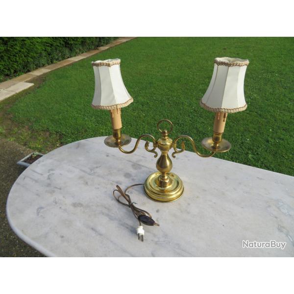 Ancienne lampe de table a poser en laiton dor� patin� � 2 bras de lumi�re - FRANCE (Vers 1950)