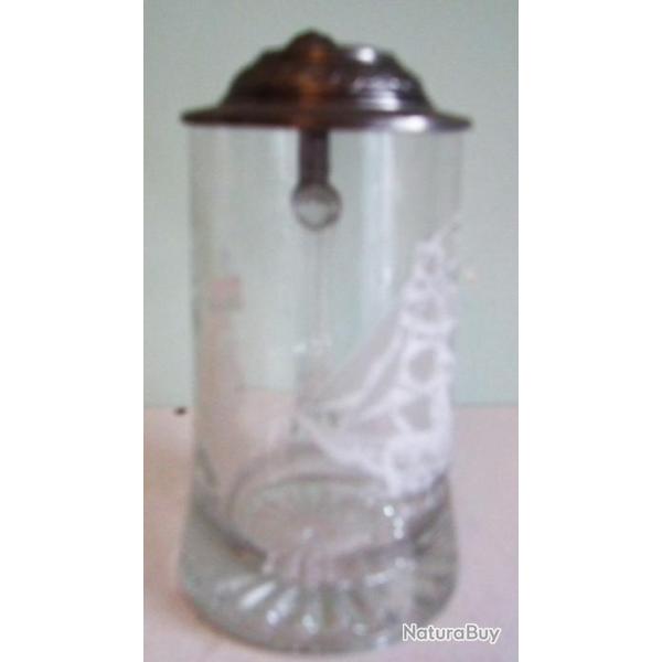 Chope � bi�re verre blanc grav� d'un voilier ,ancre et gouvernail .Inscription HMS Victory 1765