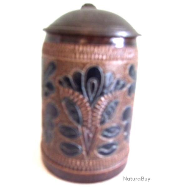 Chope � bi�re en porcelaine marron motifs de fleurs grav�es couvercle �tain