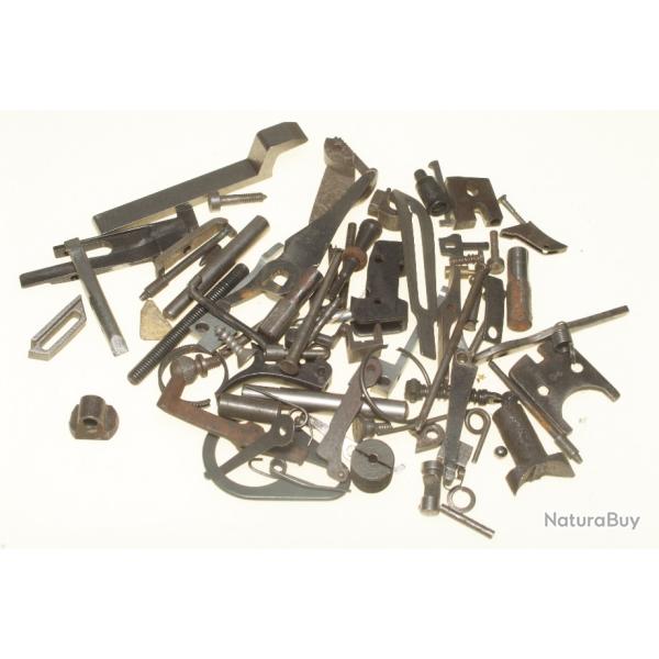 Lot fond de tiroir de diverses pi�ces d'armurerie