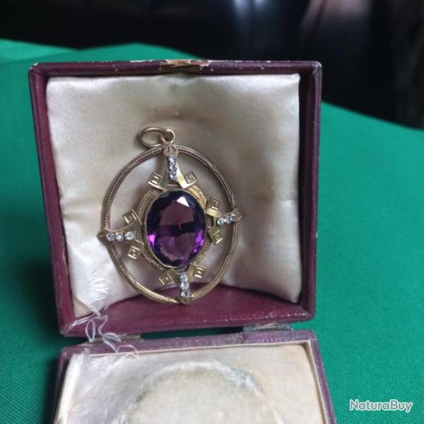 superbe m�daillon  livr� avec son �crin ...  �poque " ART D�CO "  pendentif